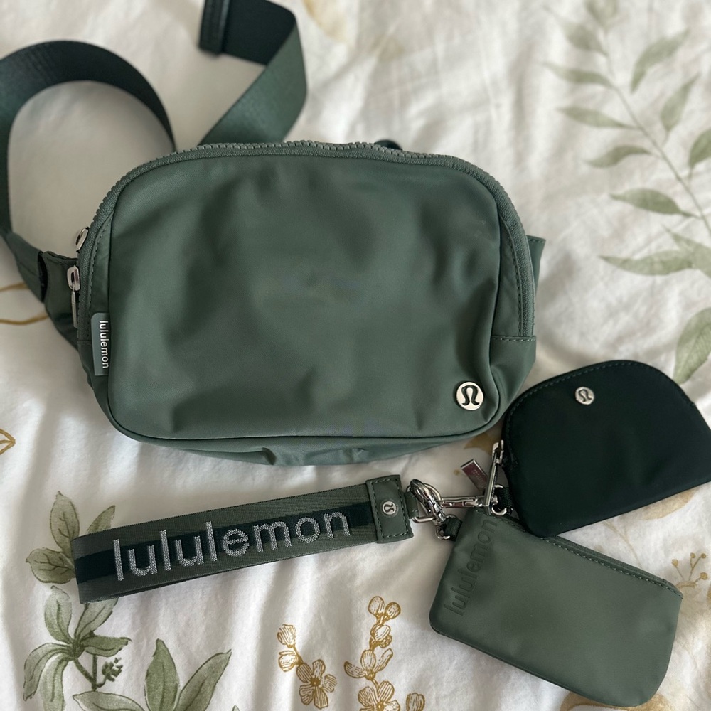 Lululemon bundle. Hip bag and keychain set.
